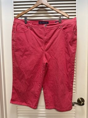 Gloria Vanderbilt Coral Pink Polka Dot Amanda capri pants